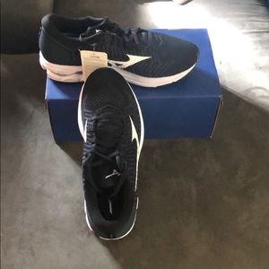 New in Box Mizuno running shoes!